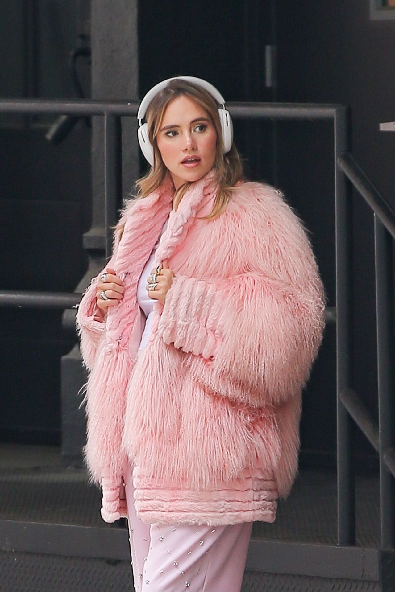 Suki Waterhouse Rocks Sonos Headphones and Pretty in Pink Attire on a Film Set11